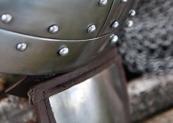 Elmo medievale in acciaio