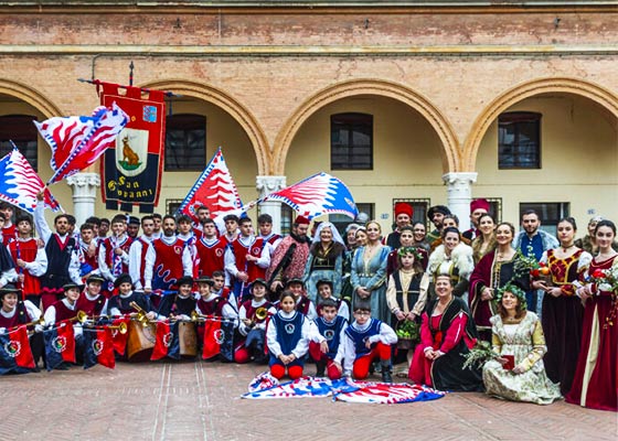Palio di Ferrara: abiti per la rievocazione dell'omaggio al Duca