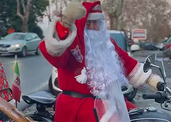 Babbo Natale arriva in sidecar!